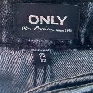 Jätte fina mid waist jeans från Only i strl 25/32! Säljer för att dom är för små. Gratis frakt💕