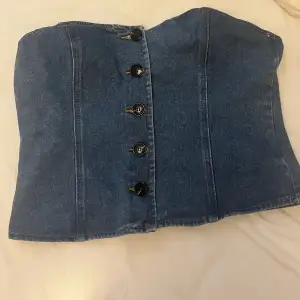 Jättefin jeans korsett som är köpt på secondhand, skulle säga att storleken är M/L💕 Väldigt bra skick 