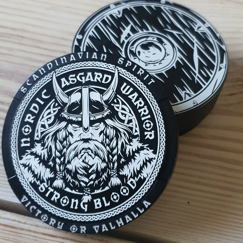 Oanvänd unik graverad snusdosa. Nordisk asgard viking. Gjord i aluminium och är tredelad (bjudlock). Ändast uppackad för att bli graverad.   Intresserad av att lägga till namn eller något? Skicka gärna pm vid frågor. Kan skickas mot betalad frakt.. Övrigt.