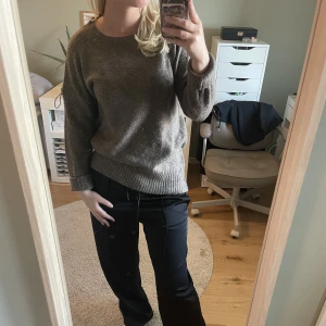 Brun stickad tröja - Brun stickad tröja från Nelly. Oversized. Bara använd en gång så jättebra skick! 