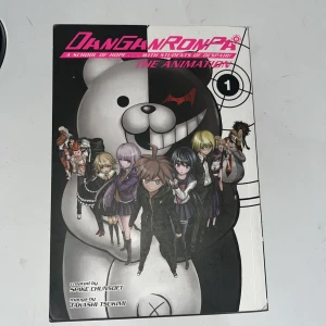 Danganronpa manga - Danganronpa manga från sci-fi bokhandeln. Orginal pris på websidan: 225kr. I bra skick, smsa för mer bilder :) kan skicka iväg men köparen betalar för frakten :)