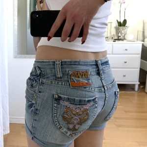 Lågmidjade jeansshorts - Använd köp nu! Lågmidjade jeans shorts😽 midja:76+stretch, jag är w28 som referens (säljer fler liknande shorts)