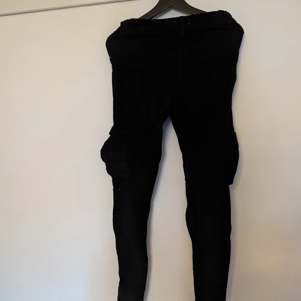 Svarta cargobyxor, lite slim i modellen, men väldigt stretchiga. Jeans & Byxor.