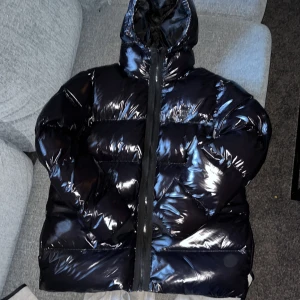 Jacka  - Skick 10/10 nästan aldrig använd. Inga skador alls, som en ny. St L. Priset kan pratas om vid snabb affär 