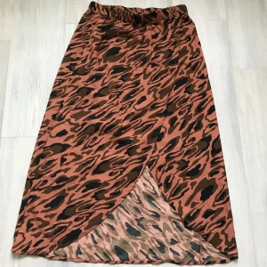 Omlottkjol i bra skick - Säljer min fina omlottkjol perfekt för sommaren! Inte använd särskilt ofta och mycket. Kjolen sträcker sig till vaderna och jag skulle säga att kjolen är en 38 storleksmässigt.