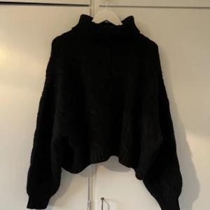 Svart tjocktröja med krage - Svart tjocktröja med krage Stl XL 200kr