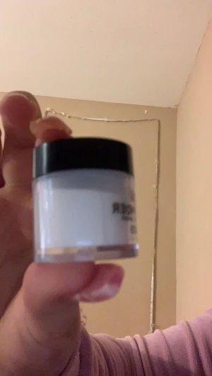 Acryl pulver  - 15g vit acryl pulver nästan full köpte den för 35 säljer för 20kr eftersom jag ska beställa mera❤️