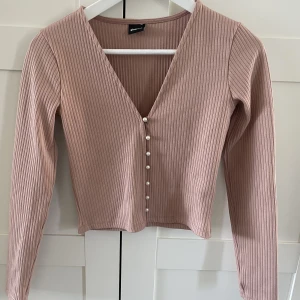Topp - Som ny. Stl.XS  Använd en gång, köpt på Gina tricot.  Knapparna är öppningsbara. 