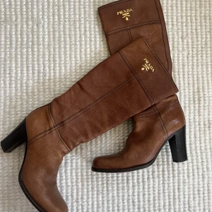Prada boots - Super fina Prada boots, köpta på Vestiair. Är i storlek 37,5 men jag själv har 38-39 och dem passar bra! 