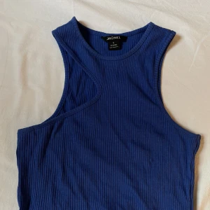 Topp - Skitcool asymmetrisk topp från monki. Perfekt till festival eller andra festliga tillfällen! 
