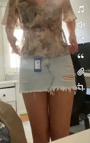 Jeanskjol Pull&Bear - Så söt kjol ifrån pull & bear som är i storlek S/36. Skulle säga att den är som ny i kvaliteten. Säljer då den va för liten för som lutar mer åt m/38 hållet.🤍