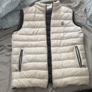 moncler väst - fint skick köppte från en replika hemsida för 1300 kr pris kan diskuteras vid snabbafärr