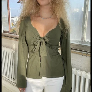 Design by si topp - Säljer denna topp från design by si. Aldrig använd endast provad och säljer då det inte var min stil🫶🏻skriv för egna bilder ❤️