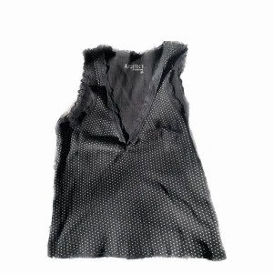 Svart topp - Svart topp från arkitekt. Står storlek m, men är insydd så att den passar en xs