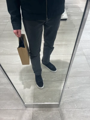 Svarat Jeans - Svarta jeans från Lee Nypris: 1099kr Kondition 10/10 inget tecken på slitage. Säljer då de är för små.