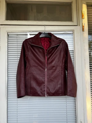 Vintage läderjacka skinnjacka leatherjacket bikerjacka motorcykeljacka läder leather jacka jacket läder rödjacka vintage  - Vintage läderjacka (äkta läder) i fint skick säljes. Upplevs som en strl: S eller en ”liten” M.  