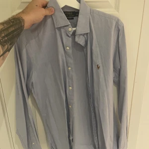 Ralph lauren skjorta - Ljusblå Ralph lauren skjorta. Storlek 40-41 vilket motsvarar M/L ungefär.