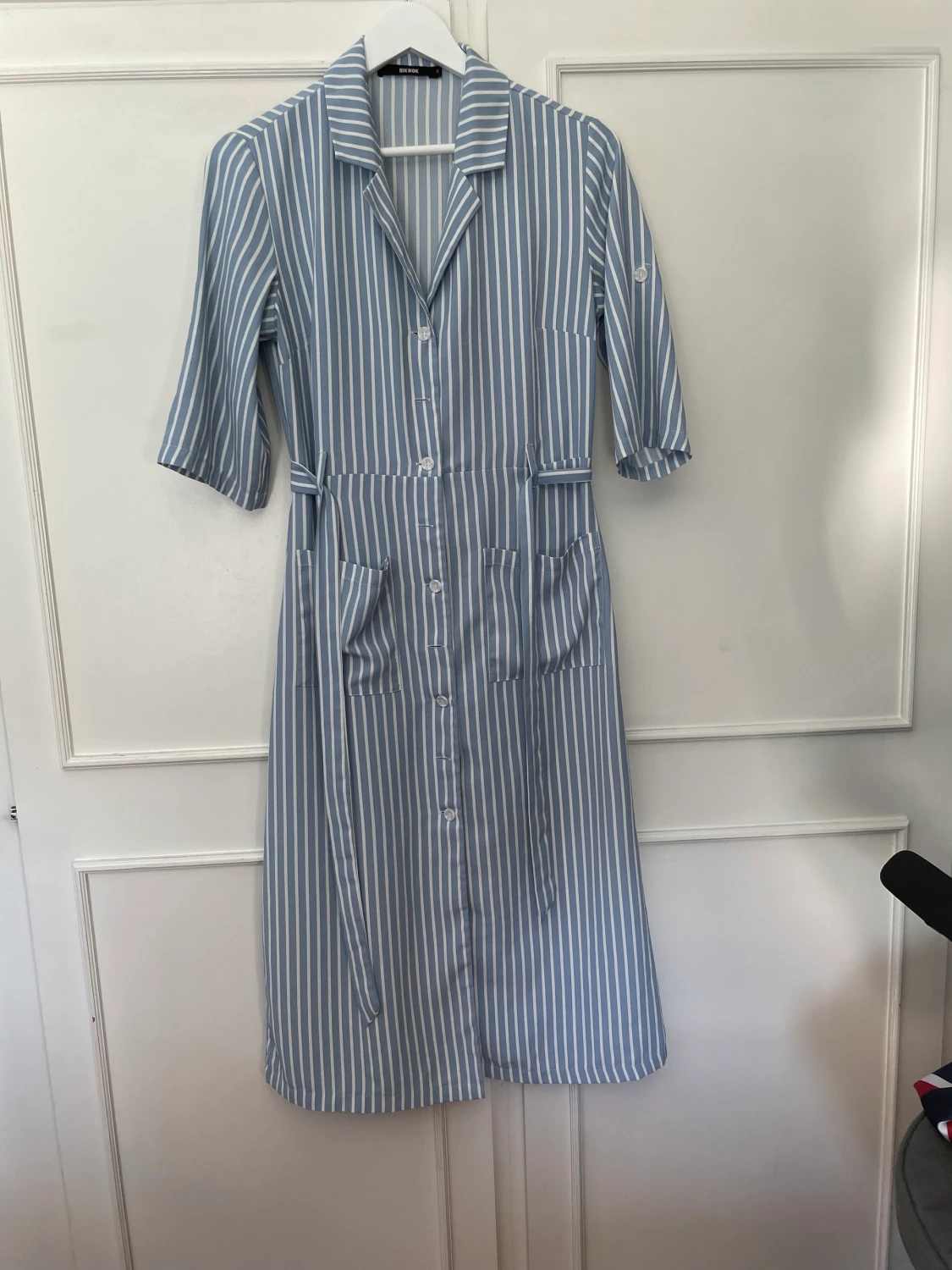 Blå vid midiklänning