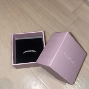 Edblad ring  - Ring från Edblad i silver. Helt nytt skick. Använt endast en gång. Orginalpris: 499kr