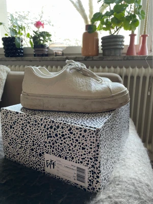 Eytys doja  - Säljer mina eytys i storlek 39. Använda men inga hål eller liknande. Nypris 2000kr säljer för 500kr skriv för andra frågor!!🤍  Låda följer med