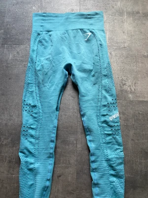 Gymshark träningstajts - Blå/turkosa träningstajts från Gymshark stl Xs  400kr eller bud