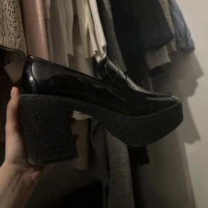 Skor - Hej fina!! Säljer dessa skor då de inte har kommit till användning. Är endast testade inomhus. Jättefina o fint gjorda. Storlek 40.❤️❤️