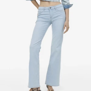 Low waist blå jeans hm - Low waist blå jeans från hm som är slutsålda, endast provade❤️