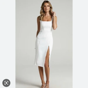 Klänning  - Sjukt fin klänning! Passar perfekt som studentklänning! Hade denna som en backup till min student då jag sydde min egna och var orolig att jag inte skulle hinna klart!  Den är ”endast” testad så den är precis som ny! Det är ett stretchigt tyg🩷