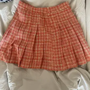 Säljer denna kjol från zara som är inprincip oanvänd. Den är storlek M (men passar även s)