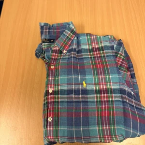 Polo Ralph Loren linneskjorta  - Linne skjort i absolut nyskick använd ett fåtal gånger. Säljs pga viktnedgång. 