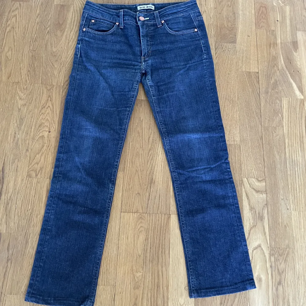 Ett par mörkblåa acne jeans i perfekt skick! Skriv vid intresse, fler bilder går att lösa, fraktar eller möts upp i Stockholm!. Jeans & Byxor.