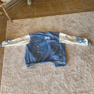 LA Bomberjacka - Säljer en LA tjocktröja som passar som en tunn jacka också. 600 kr nypris och har inte använt den en ända gång.