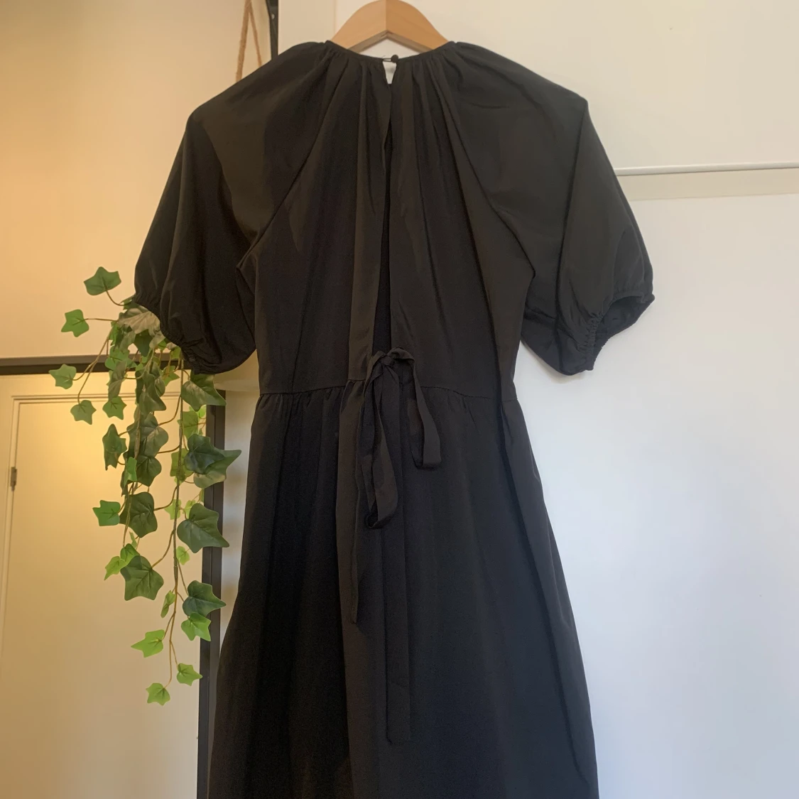 Svart klänning med puffärm - 90