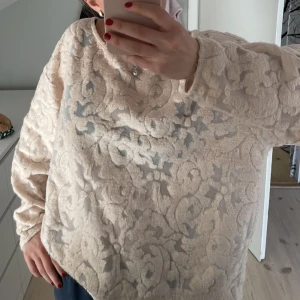Cool tröja - Så cool o unik tröja som är lite genomskinlig! Lite ljusrosa/beige💞💞storlek står ej men passar mig som har S