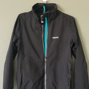 Regnjacka från Four-D - Tålig regnjacka i nyare skick, enbart använd fåtal gånger. Stl 38.