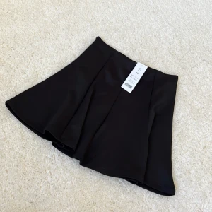 NEW IN KJOL  - En riktigt snygg kjol, passar utmärkt för en utekväll med någon snygg topp upptill eller så kan man också klä ner med en basic T-shirt👌🏽🌸