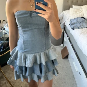 Klänning! - Så snygg denim klänning med volanger!!