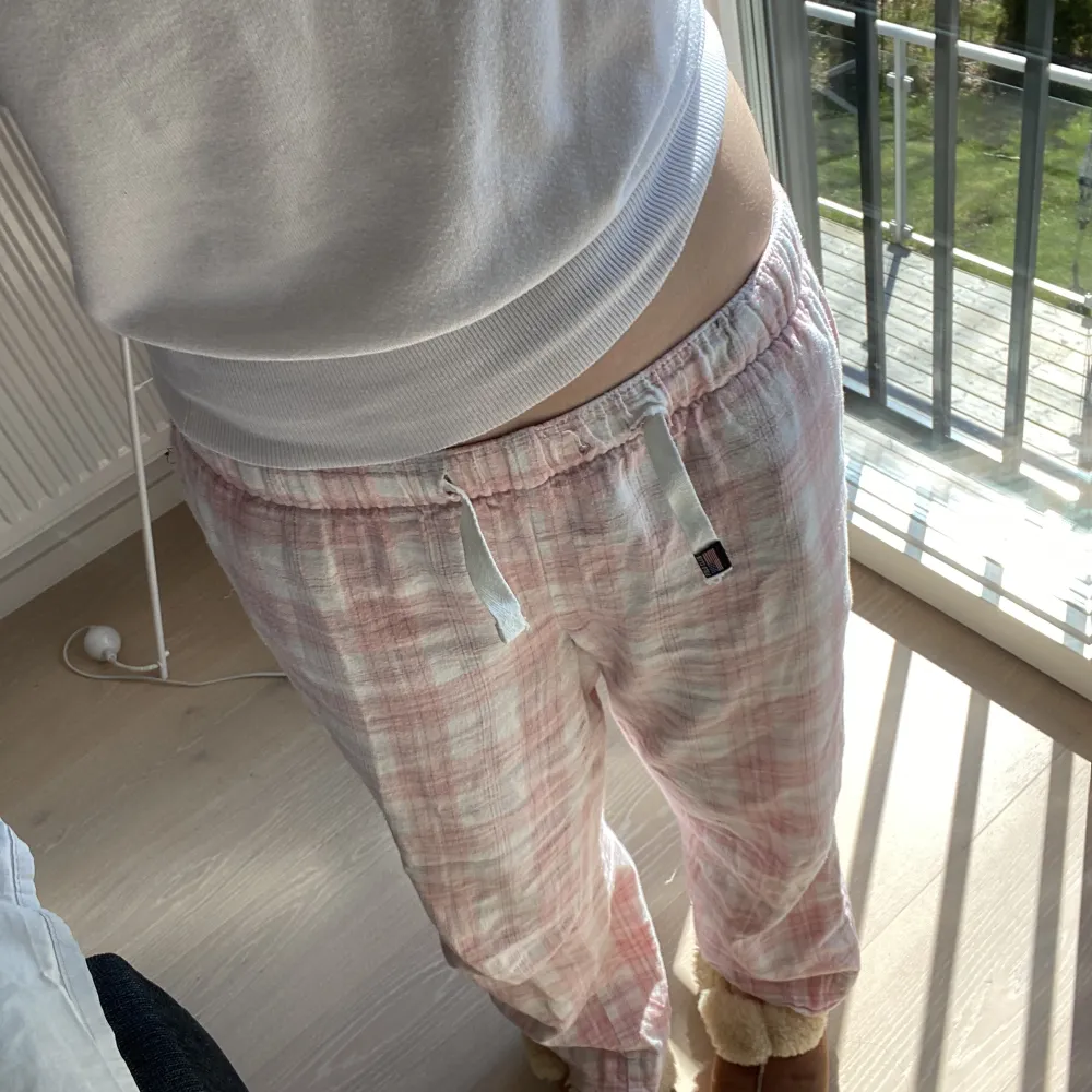 Ett par low waist pyjamas byxor i färg rosa och vit. Jätte bekväma och har användes få gånger. ⚠️⚠️⚠️Frakt ingår i priset⚠️⚠️🤍🥂. Jeans & Byxor.