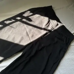 Såå fina svarta byxor från H&M. Tunnt material, väldigt fina till sommaren och sköna! Nyskick. Säljer pga för stora för mig:/