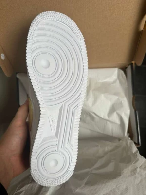 Air Force 1 - Nike Air Force 1, skickas i orginalförpackning. All betalning sker säkert via Plick köpsystem och villkor. Har flera storlekar