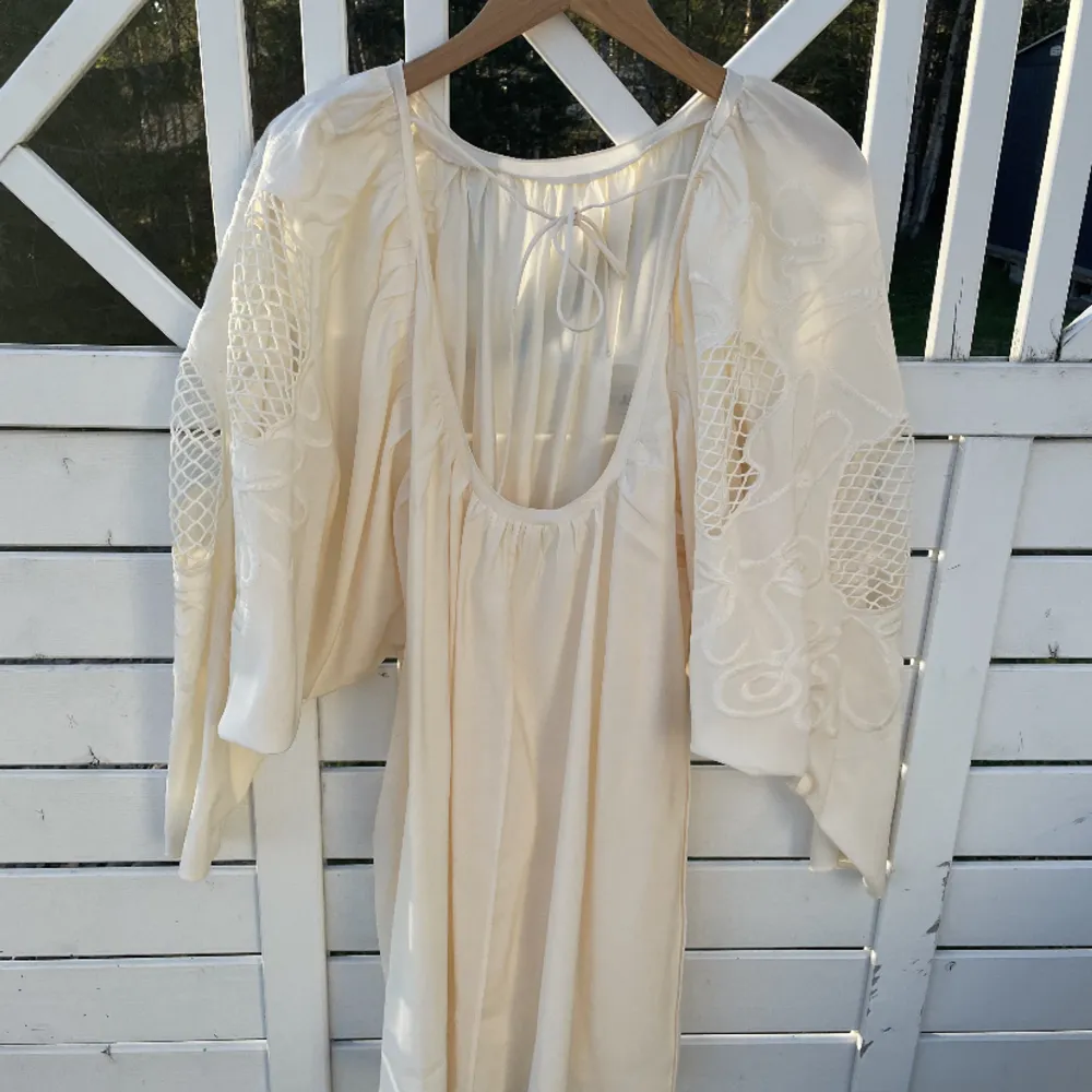 Off-white klänning från H&M med ballong ärmar och halvöppen rygg❤️Aldrig använd 😍. Klänningar.