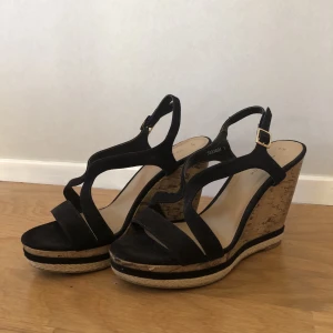 Klackskor  - Somriga klackar i str 39 med fina svarta band💞jag köpte dom second hand men de är i fint skick💞hör av dig om du undrar något