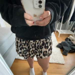 En jätte fin leopardmönstrad kjol från Pernilla Wahlgrens collektion❤️, nästan aldrig använd och i bra skick
