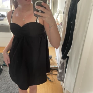 Svart klänning - Supersöt svart klänning från Hm. Väldigt Populär och fin till sommaren. Härligt material och nästan aldrig använd. Frakt ingår redan i priset. 