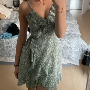 Grön klänning  - Såå fin sommar klänning!! ÄLSKAR men det kommer aldrig till användning:( skriv vid frågor eller intresse🌸💕🌺