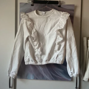 Tröja lindex - Jag säljer den här tröjan för att den är  lite liten överlag! Den har en liten fläck vid halsen men den snyns knappt, bara om man är riktig noga❤️ annars är den i bra skick och inte använda så många gånger. Du betalar tröjan + halva frakten!❤️