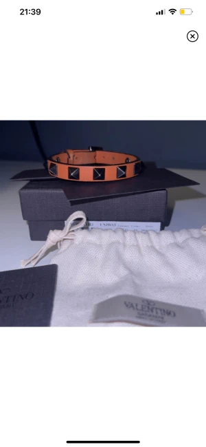 Valentino armband - Säljer mitt valentino armband pga köpt nytt. De har gått sönder lite där man sätter på de därav priset. Annars inget problem🙌