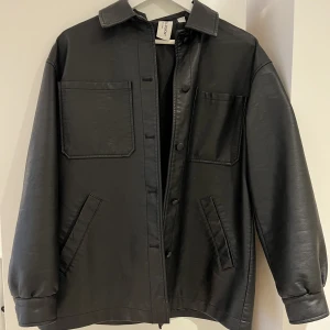 Läderjacka - Läderjacka från collusion i perfekt skick. Storlek 36 (oversized) Nypris 579 kr Mitt pris 300 + frakt 