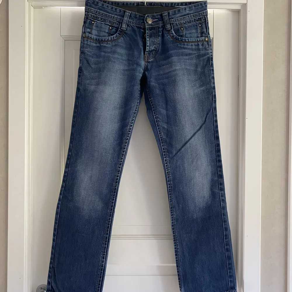 Skit snygga lågmidjade jeans i uppskattad storlek 36-38. Säljer pga lite för tajta runt mina lår. Jeans & Byxor.
