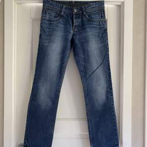Skit snygga lågmidjade jeans i uppskattad storlek 36-38. Säljer pga lite för tajta runt mina lår